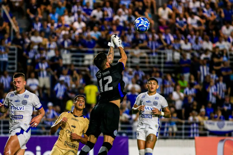 Goleiro Gianezini foi o grande herói da partida entre CSA e Confiança