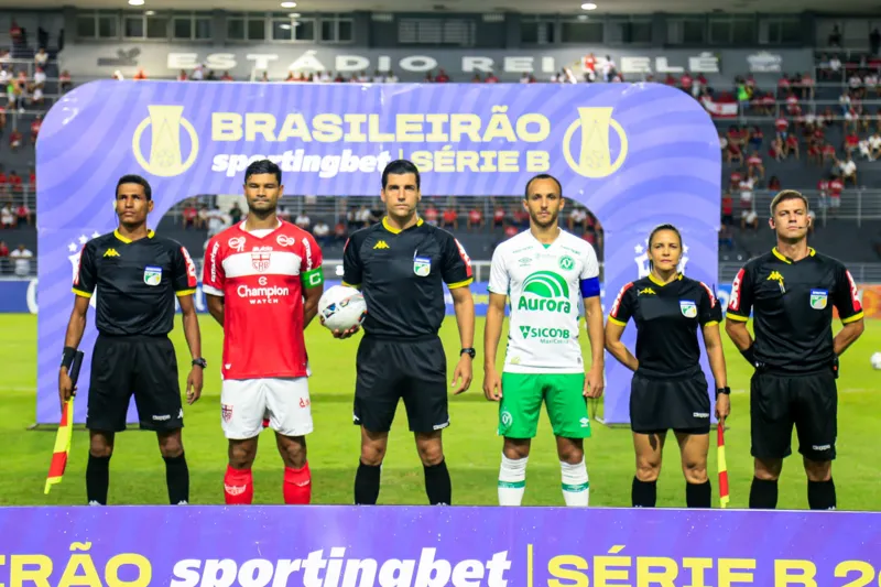 CRB vence confronto direto com a Chapecoense e fica mais próximo da permanência na Série B: 2 a 1