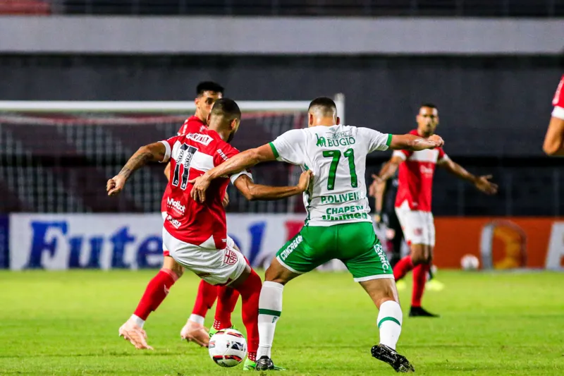 CRB vence confronto direto com a Chapecoense e fica mais próximo da permanência na Série B: 2 a 1