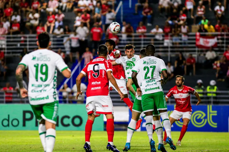 CRB vence confronto direto com a Chapecoense e fica mais próximo da permanência na Série B: 2 a 1