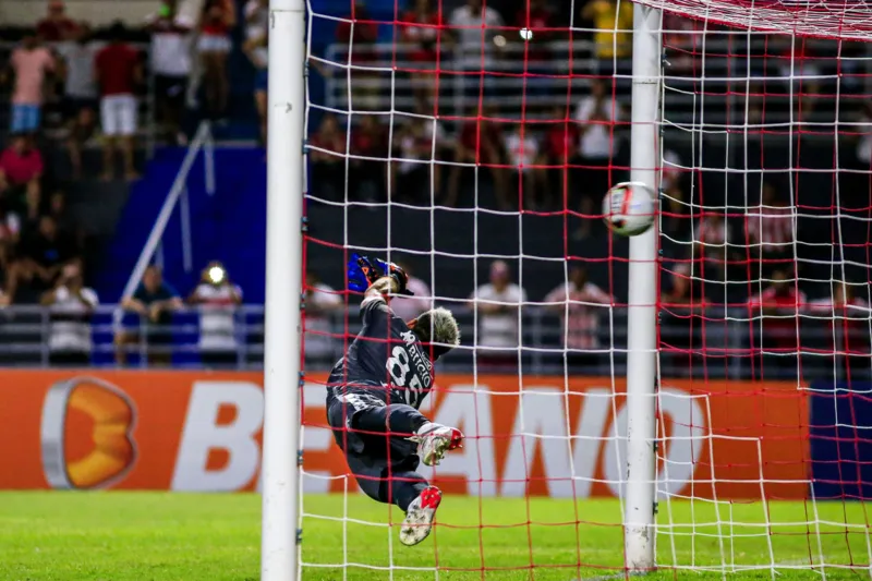 Momento do primeiro gol do CRB sobre a Chapecoense