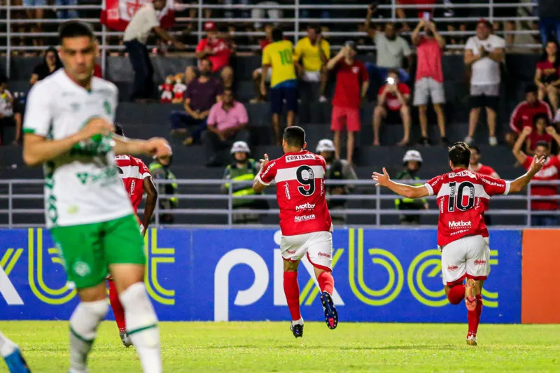 CRB vence confronto direto com a Chapecoense e fica mais próximo da permanência na Série B: 2 a 1