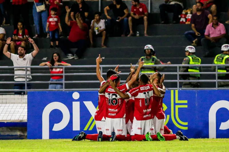 CRB vence confronto direto com a Chapecoense e fica mais próximo da permanência na Série B: 2 a 1
