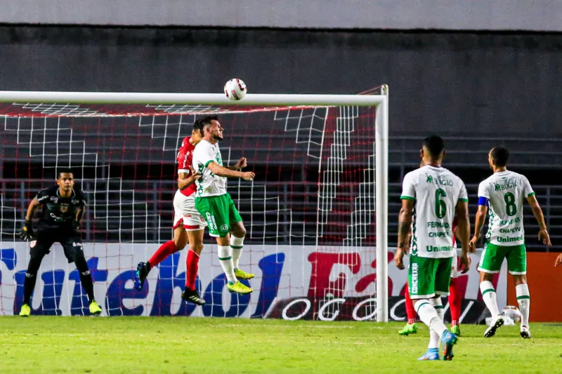 CRB vence confronto direto com a Chapecoense e fica mais próximo da permanência na Série B: 2 a 1
