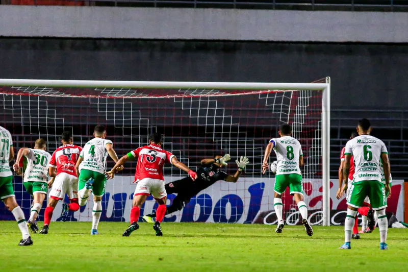 CRB vence confronto direto com a Chapecoense e fica mais próximo da permanência na Série B: 2 a 1