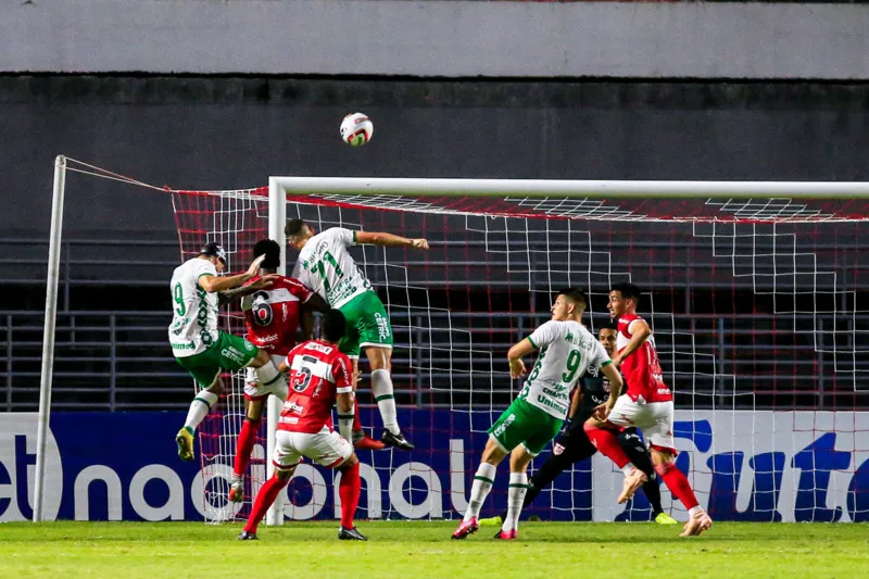 CRB vence confronto direto com a Chapecoense e fica mais próximo da permanência na Série B: 2 a 1