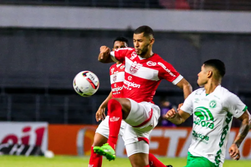 CRB vence confronto direto com a Chapecoense e fica mais próximo da permanência na Série B: 2 a 1