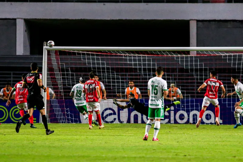 CRB vence confronto direto com a Chapecoense e fica mais próximo da permanência na Série B: 2 a 1