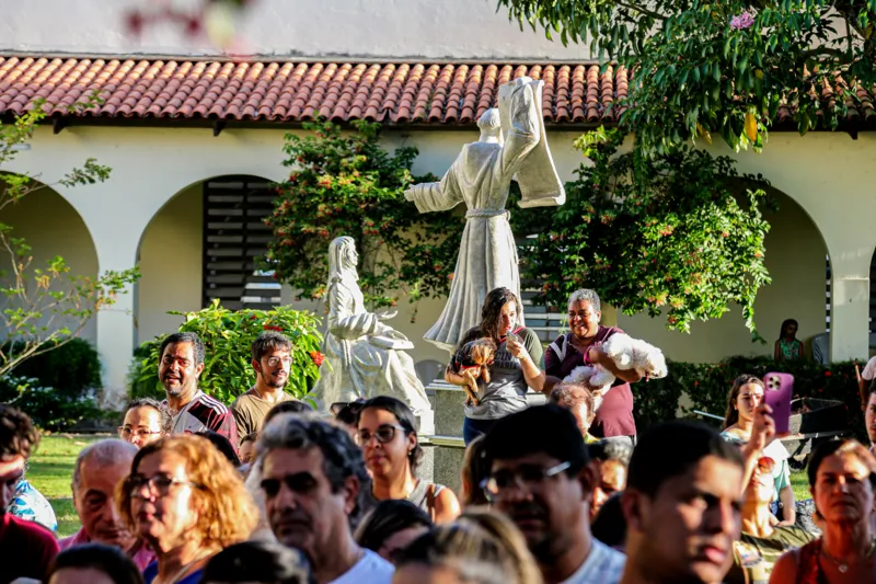 Fiéis celebram Dia de São Francisco de Assis junto com Pets.