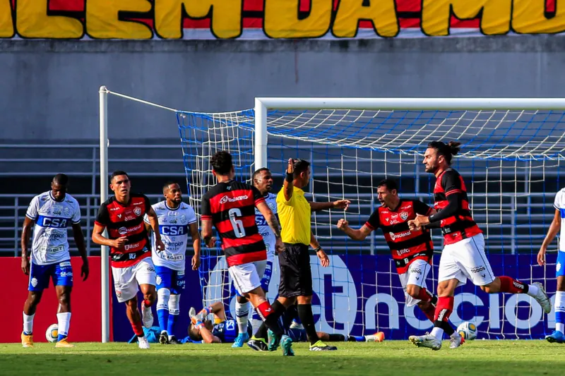 Léo Gamalho marcou e Vitória ensaiou uma reação