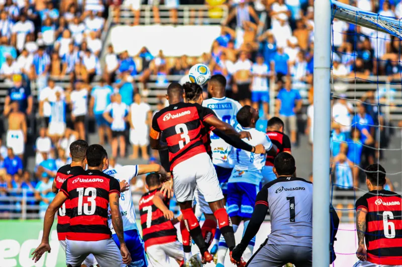 Vitória sofreu muito na volta do intervalo e teve o capitão Dankler expulso
