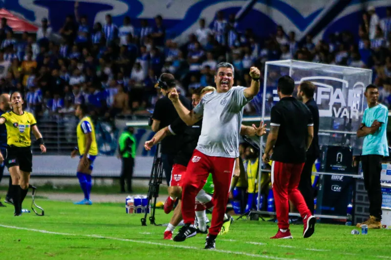 Marcelo Cabo faz a festa com gol que abriu as ações no Rei Pelé