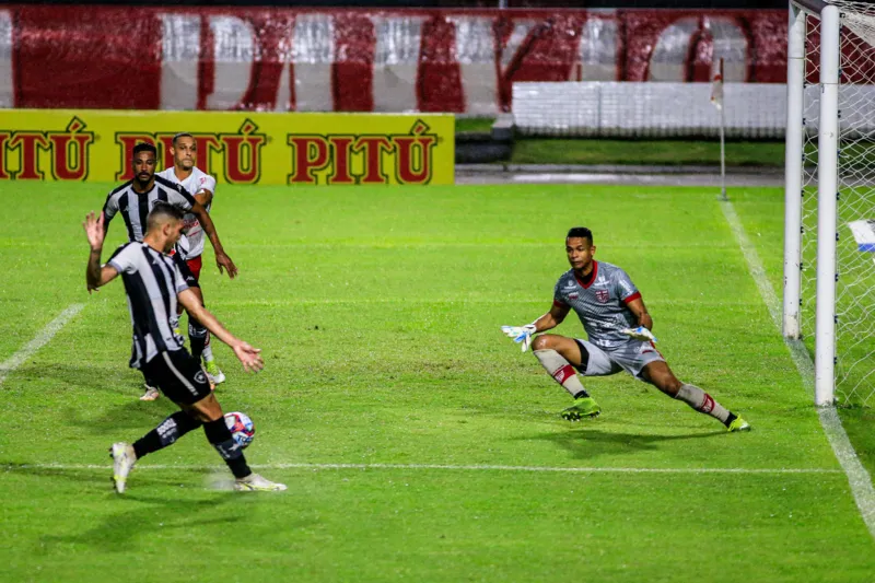 Ataque do Botafogo chegando em Diogo Silva, goleiro do CRB no primeiro turno