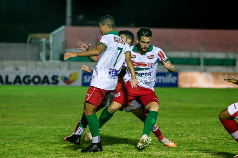Em jogo de dois pênaltis, CRB vence o CEO por 2 a 1 e assume a liderança do Alagoano