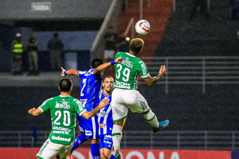 No finalzinho, CSA deixa escapar a vitória sobre a Chape e fica na 11ª posição na tabela: 1 a 1