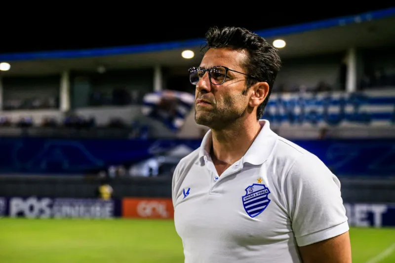 Técnico do CSA, Alberto Valentim, sem acreditar no que via de seu time em campo