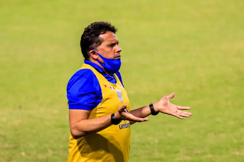 Técnico Claudinei Oliveira foi o responsável por colocar o Avaí na Série A 2022