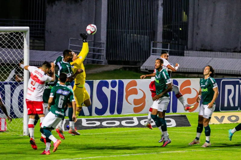 No Rei Pelé, CRB tem invencibilidade de 15 jogos quebrada em derrota para o Goiás: 1 a 0