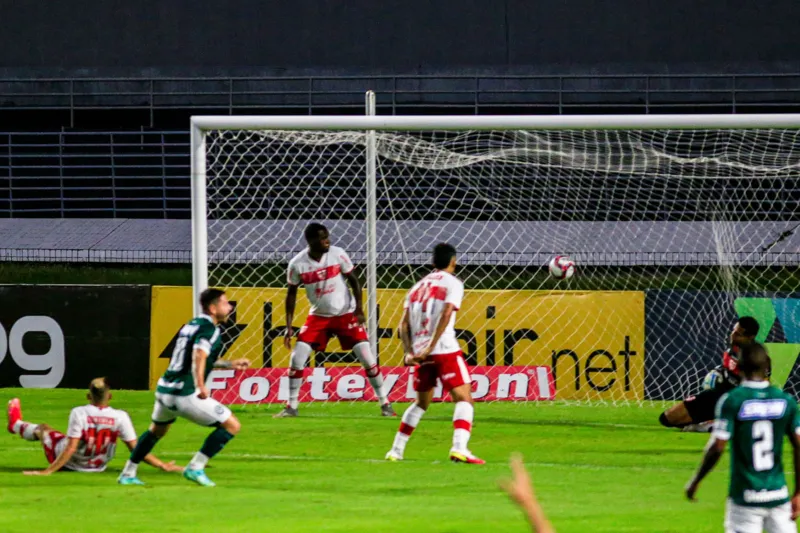 No Rei Pelé, CRB tem invencibilidade de 15 jogos quebrada em derrota para o Goiás: 1 a 0