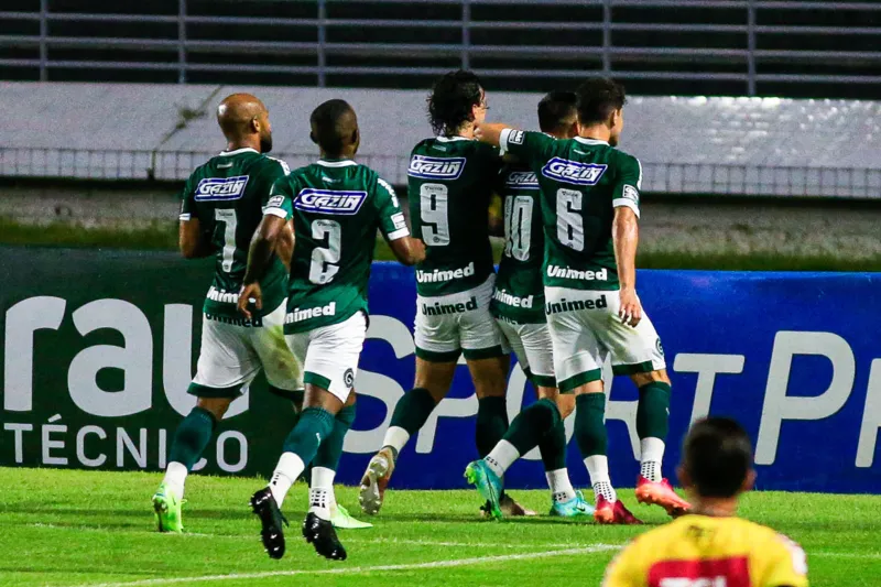 Atletas do Goiás comemoram gol sobre o Galo