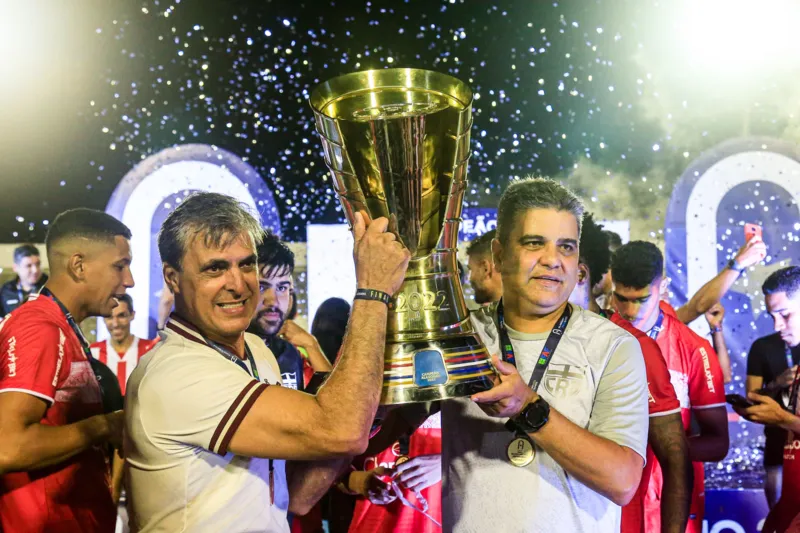 Marroquim e Cabo erguem o troféu do Estadual