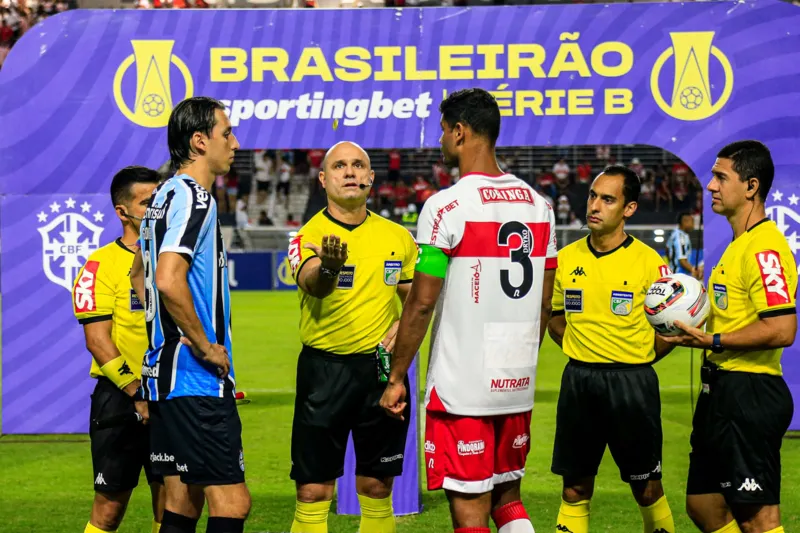 CRB supera expulsão de Romão e vence o Grêmio com dois gols de Diogo Silva: 2x0