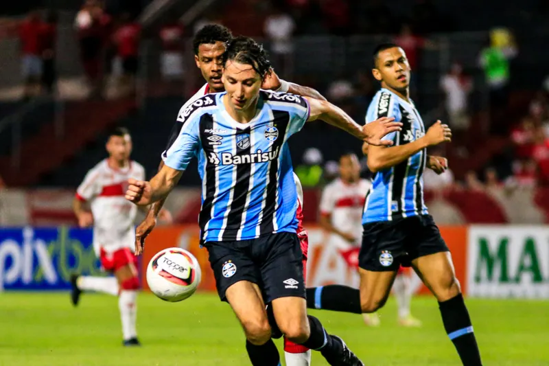 CRB supera expulsão de Romão e vence o Grêmio com dois gols de Diogo Silva: 2x0
