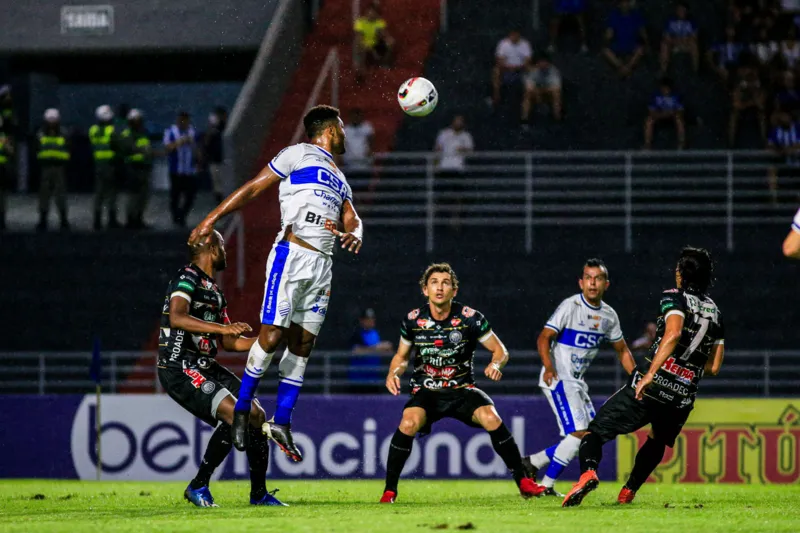 Azulão acabou o primeiro tempo com um jogador a mais, porém, sem marcar