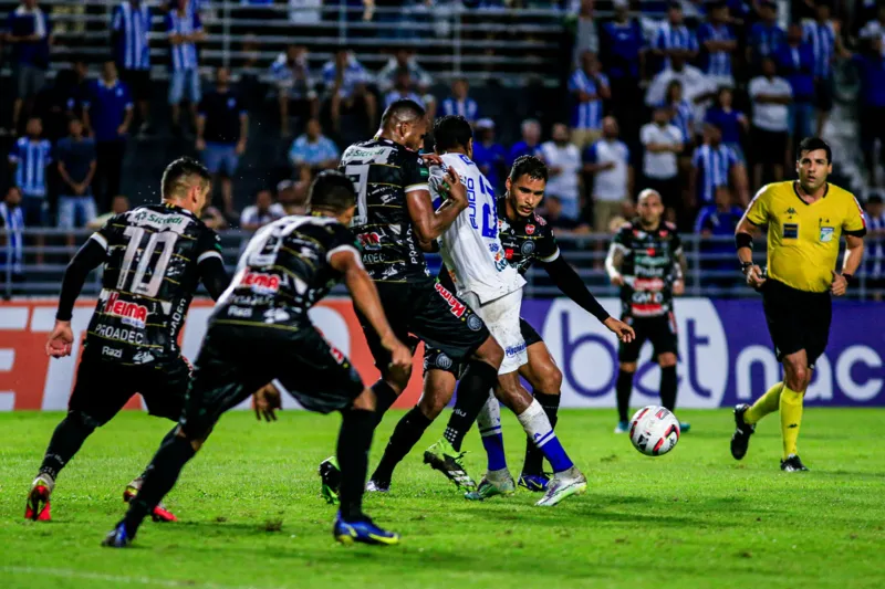 Primeiro tempo foi disputado, mas com poucas chances