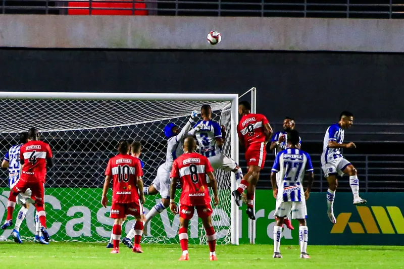 Em jogo parelho, CSA e CRB empatam sem gols na primeira partida da final do Alagoano