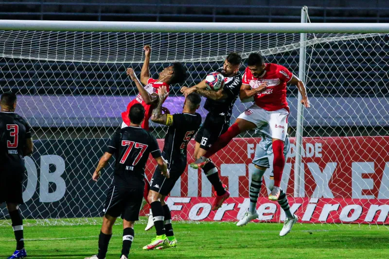 CRB ressurge nos minutos finais e consegue empate de 1 a 1 contra o Vasco