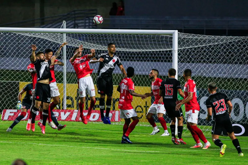 Segundo tempo seguiu com poucos sustos para os goleiros