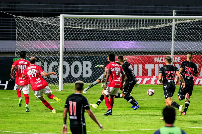 CRB ressurge nos minutos finais e consegue empate de 1 a 1 contra o Vasco