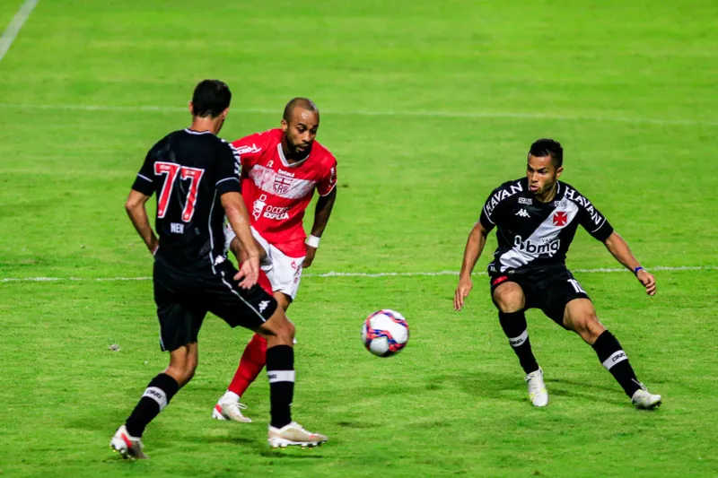 Primeiro tempo teve poucas chances criadas, principalmente do lado vermelho