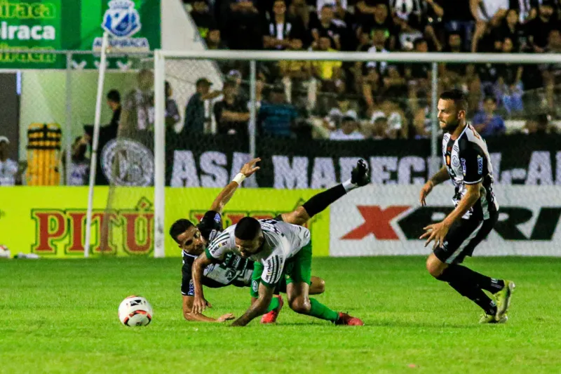 Zé Wilson cometeu duas faltas super bobas e terminou expulso
