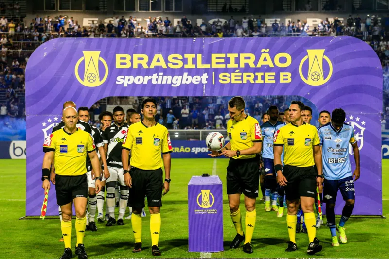 Com atuação de gala, CSA vence o Vasco por 2 a 0 e dorme fora da zona do rebaixamento