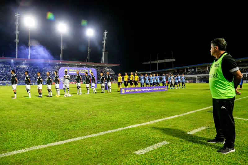 Com atuação de gala, CSA vence o Vasco por 2 a 0 e dorme fora da zona do rebaixamento
