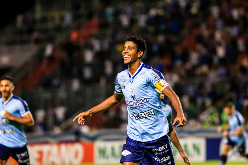 Com atuação de gala, CSA vence o Vasco por 2 a 0 e dorme fora da zona do rebaixamento
