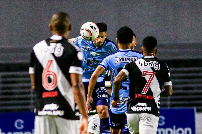 Com atuação de gala, CSA vence o Vasco por 2 a 0 e dorme fora da zona do rebaixamento
