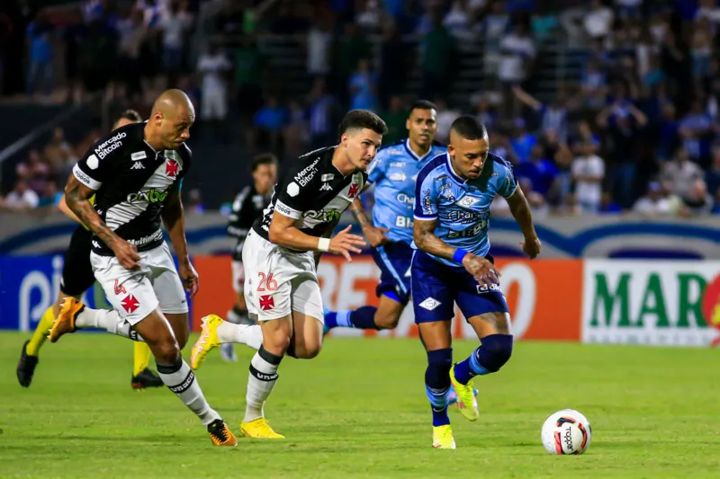 Com atuação de gala, CSA vence o Vasco por 2 a 0 e dorme fora da zona do rebaixamento
