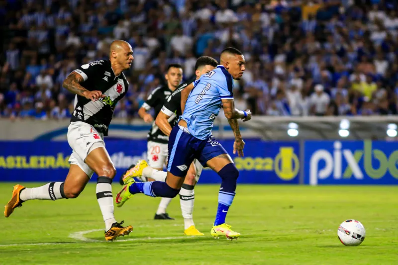Com atuação de gala, CSA vence o Vasco por 2 a 0 e dorme fora da zona do rebaixamento
