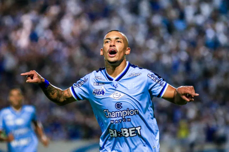 Com atuação de gala, CSA vence o Vasco por 2 a 0 e dorme fora da zona do rebaixamento