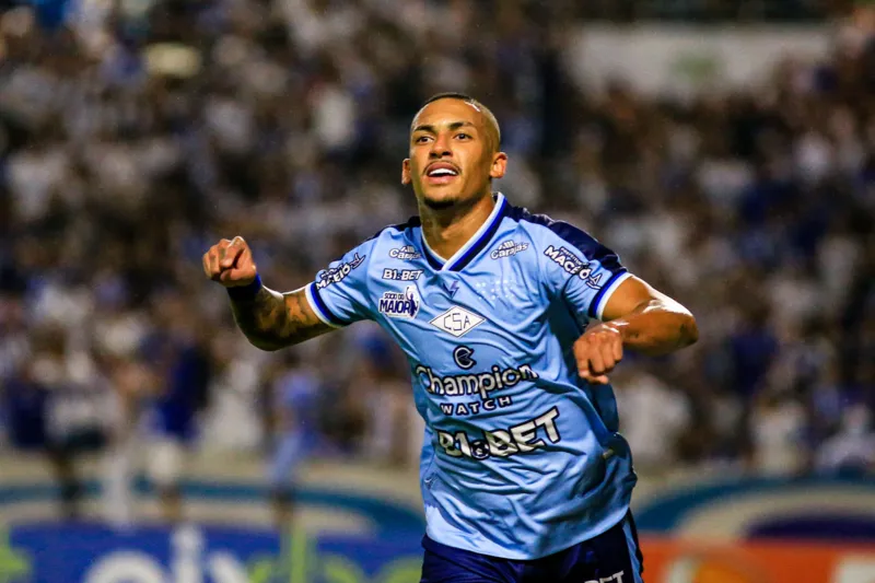 Com atuação de gala, CSA vence o Vasco por 2 a 0 e dorme fora da zona do rebaixamento
