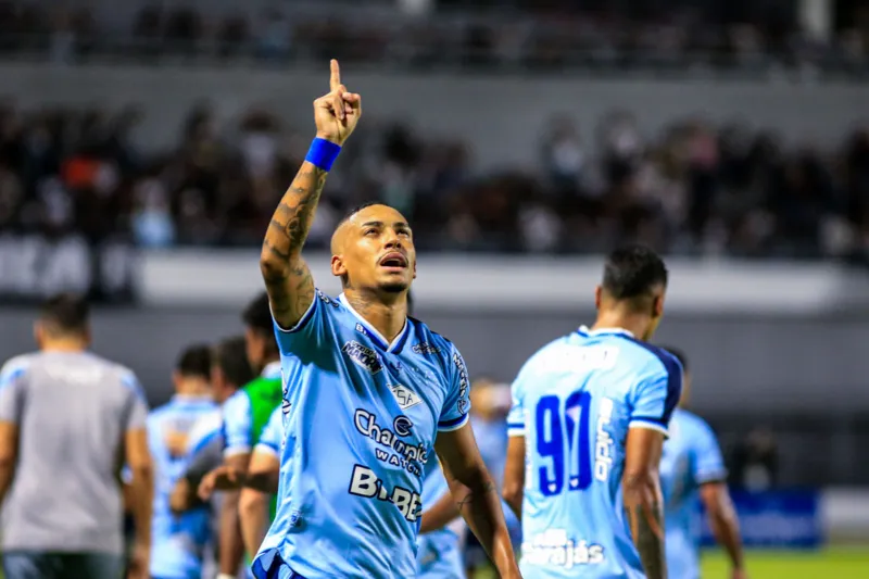 Com atuação de gala, CSA vence o Vasco por 2 a 0 e dorme fora da zona do rebaixamento
