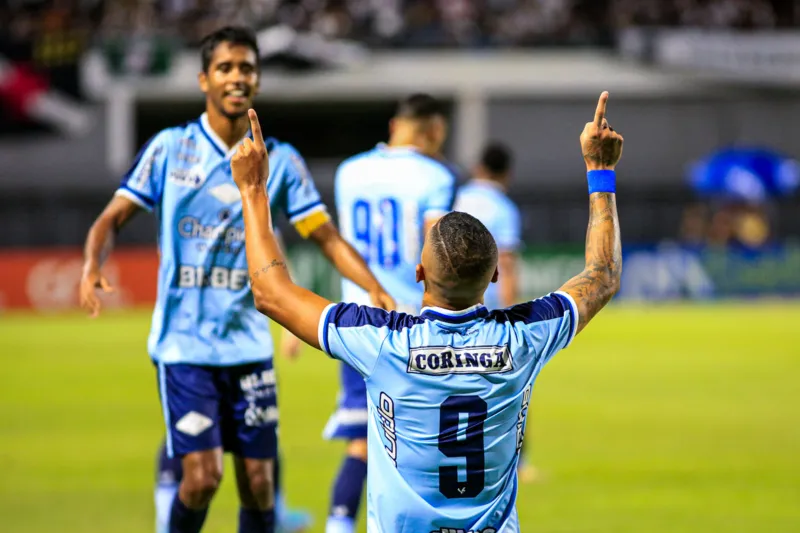 Com atuação de gala, CSA vence o Vasco por 2 a 0 e dorme fora da zona do rebaixamento