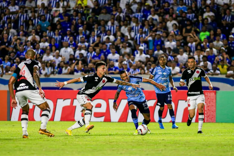Danilo Boza dormiu no ponto e deixou Lucas Barcelos na boa para marcar o segundo do Azulão