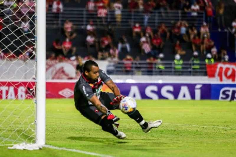 Goleiro João Paulo, ex-CSA, foi um dos destaques do Papão no jogo