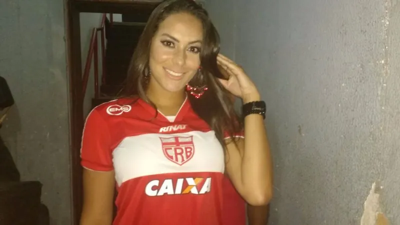 Samantha Freitas desfila a camisa vermelha do Galo