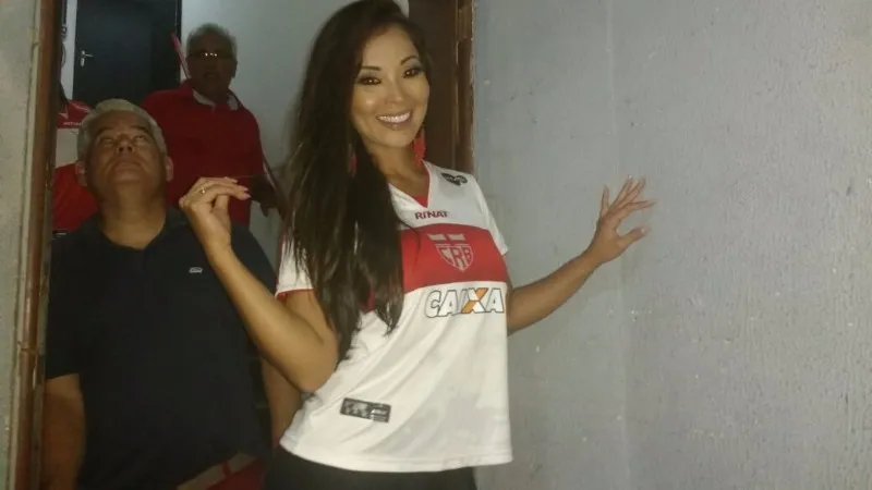 Carol Nakamura desfila a camisa branca do Galo