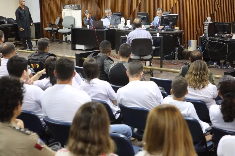 Familiares e amigos acompanham audiência 